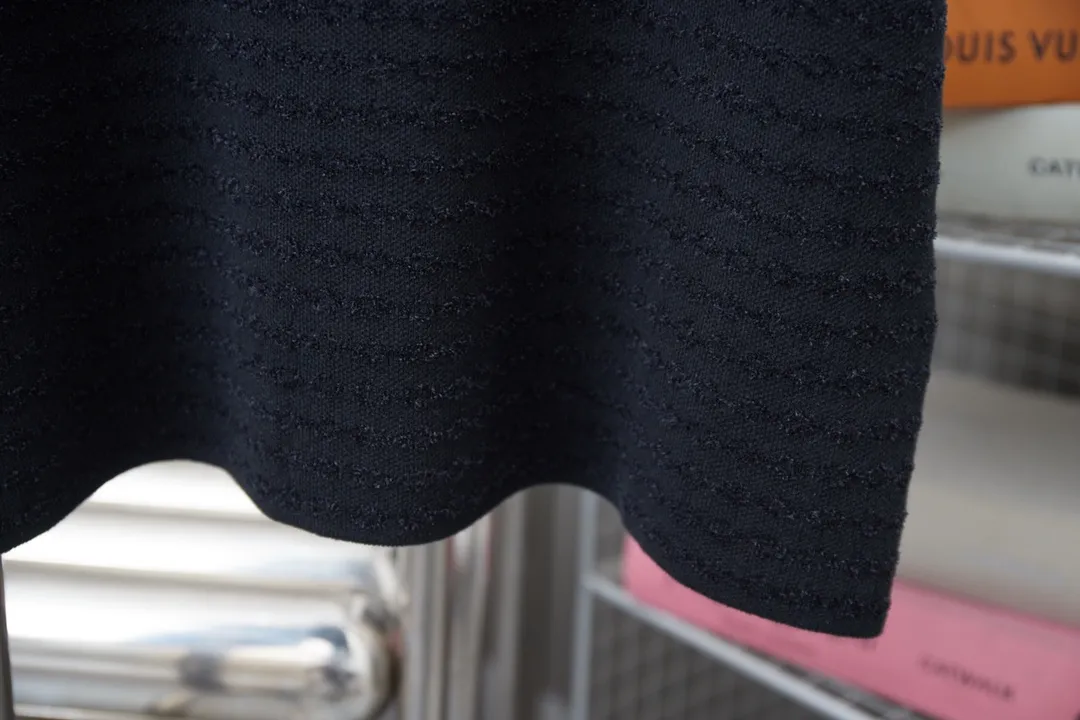 🅿️230 LV Louis 25ss spring and summer new model, black letter jacquard knitted short sleeves, light luxury, essential item for daily commuting for men and women, correct version, welcome to compare, detailed features · Made of high-viscosity cotton material, high count cotton is added, dry and avoid stuffiness · Made of jacquard machine imported from Germany, woven with Lv Monogram plaid intarsia, and matched with velvet of the same color to present a unique three-dimensional texture · Original main mark, washed tag, brand moisture-proof paper packaging Color: Black Size: S/M/L/XL